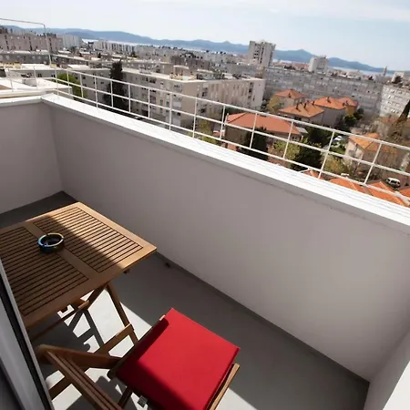 Ines With Balcony And View דירה