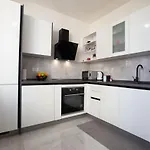 Ines With Balcony And View 아파트