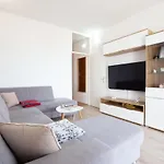 Ines With Balcony And View 아파트