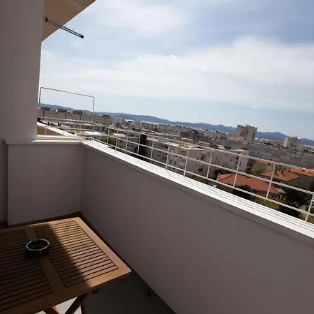 Ines With Balcony And View Apartman Zadar
