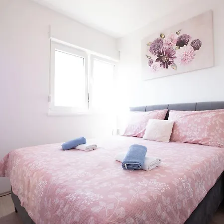 Ines With Balcony And View 아파트