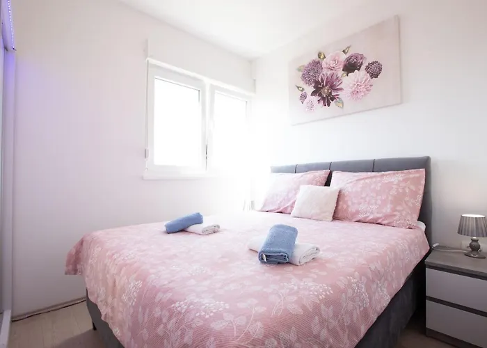 Ines With Balcony And View Apartment