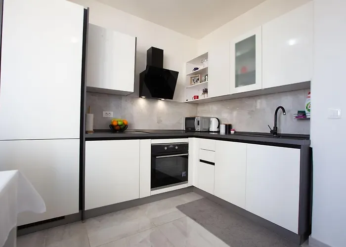 Ines With Balcony And View Apartment