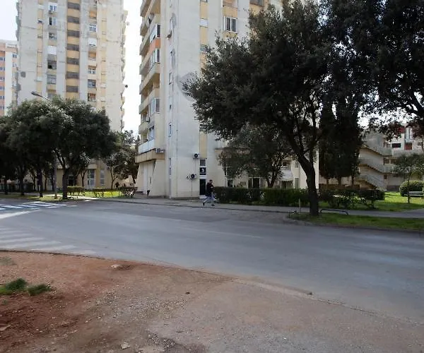 Ines With Balcony And View Apartment