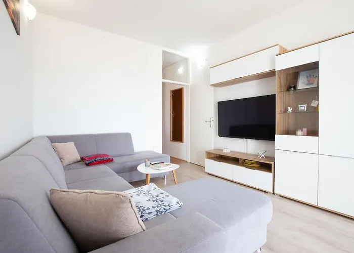 Ines With Balcony And View Apartment